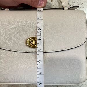 Women medium size White leather Coach bag.